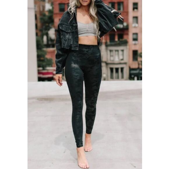 NEW SPANX Women's Matte Black Faux Leather Glossy Camo Shaping Leggings Size M - Picture 10 of 10